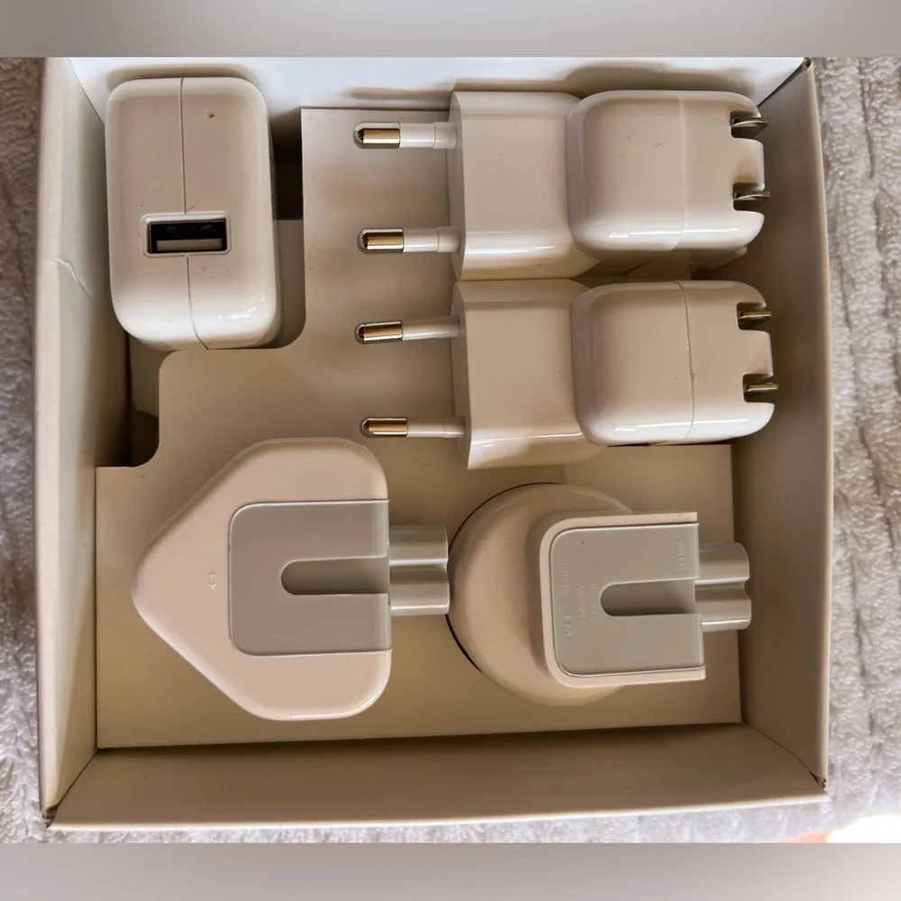 Vintage Apple World Charging kit